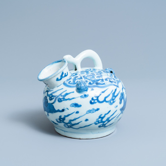 Une verseuse en porcelaine de Chine en bleu et blanc à décor de chevaux volants, Wanli