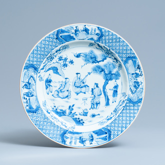 Un plat en porcelaine de Chine en bleu et blanc à décor de musiciens, Kangxi