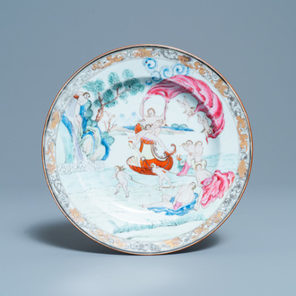 Une assiette en porcelaine de Chine famille rose à décor de l'eau, un des quatre éléments, Qianlong