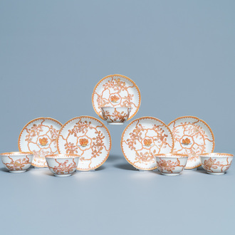 Cinq tasses et soucoupes en porcelaine de Chine en rouge de fer et doré, Yongzheng/Qianlong