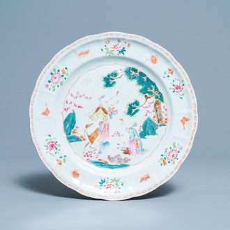 Un plat en porcelaine de Chine famille rose à décor de Xiwangmu, Qianlong