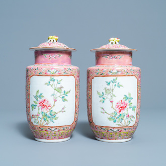 Une paire de vases couverts en porcelaine de Chine famille rose, marque de Hongxian, République