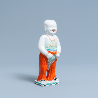 Un compte-gouttes en porcelaine de Chine famille verte en forme d'un garçon qui fait pipi, Qianlong