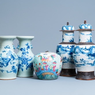 Cinq vases en porcelaine de Chine en bleu et blanc et en famille rose, 19ème