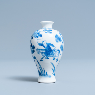 Un petit vase en porcelaine de Chine en bleu et blanc, Kangxi