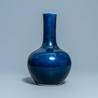 Un vase de forme bouteille en porcelaine de Chine bleu monochrome, marque et époque de Qianlong