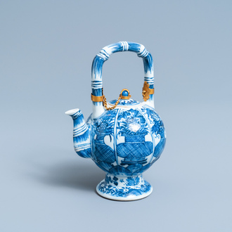 Een Chinese blauw-witte theepot met vergulde montuur, Kangxi