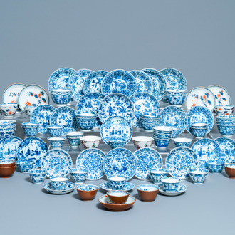 Une grande collection de tasses et soucoupes en porcelaine de Chine en bleu et blanc, Kangxi/Qianlong