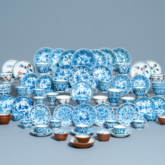 Une grande collection de tasses et soucoupes en porcelaine de Chine en bleu et blanc, Kangxi/Qianlong