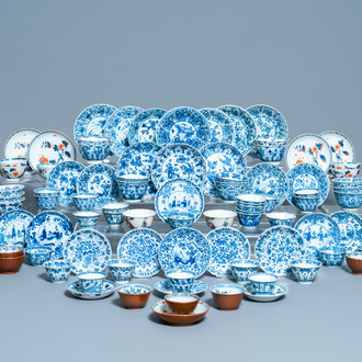 Een grote collectie Chinese blauw-witte koppen en schotels, Kangxi/Qianlong