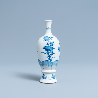 Een Chinese blauw-witte vaas met floraal decor, Kangxi