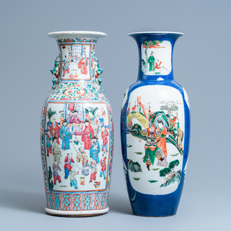 Een Chinese famille rose vaas en een famille verte vaas met poederblauwe fondkleur, 19e eeuw