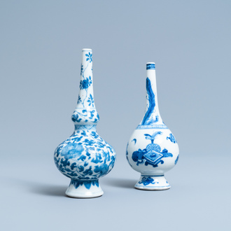 Deux aspersoirs en porcelaine de Chine en bleu et blanc, Kangxi