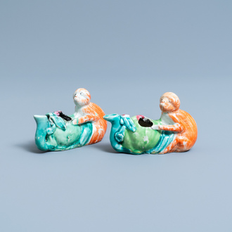 Une paire de compte-gouttes en forme de singe portant une pêche en porcelaine de Chine famille rose, 19ème