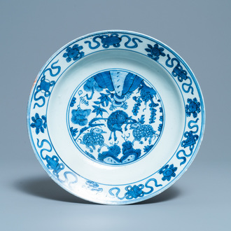 Un plat en porcelaine de Chine en bleu et blanc à décor de trois béliers, Jiajing