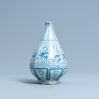 Een Chinese flesvormige blauw-witte octagonale vaas met floraal decor, Hongwu