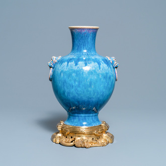 Een Chinese flambé-geglazuurde vaas op vergulde bronzen voet, 18/19e eeuw