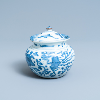 Un pot couvert en porcelaine de Chine en bleu et blanc à décor de phénix, Wanli