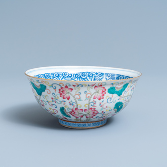 Un bol en porcelaine de Chine famille rose, marque de Yongzheng, 19/20ème