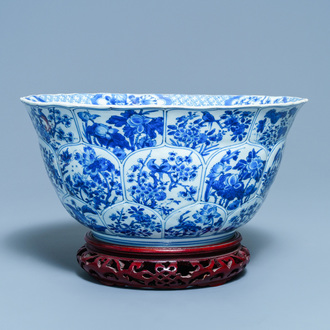 Un grand bol en porcelaine de Chine en bleu et blanc à décor floral, Kangxi