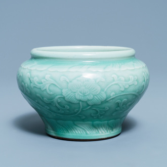 Une jarre en porcelaine de Chine céladon monochrome à décor floral, marque de Chenghua, Qianlong