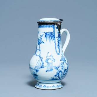 Une verseuse couverte en porcelaine de Chine en bleu et blanc à monture en argent, Yongzheng