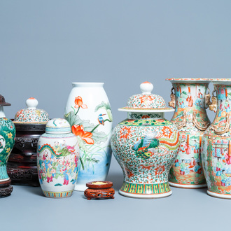 Six vases en porcelaine de Chine famille rose et un nombre de socles et couvercles, 19/20ème
