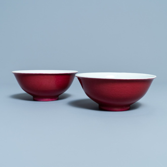 Une paire de bols en porcelaine de Chine rouge de rubis monochrome, marque et époque de Jiaqing