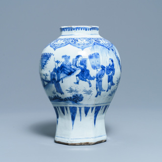Un vase de forme octagonale en porcelaine de Chine en bleu et blanc, époque Transition