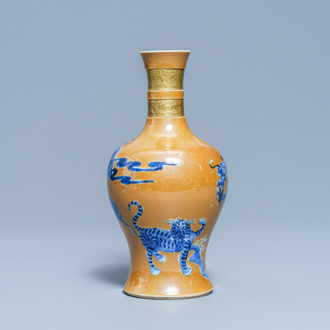 Un vase en porcelaine de Chine en bleu et blanc sur fond café au lait, Kangxi