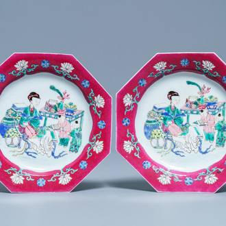 Une paire d'assiettes de forme octagonale en porcelaine de Chine famille rose, Yongzheng