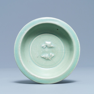 Een Chinese Longquan celadon 'twin fish' schotel, Song