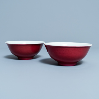 Une paire de bols en porcelaine de Chine rouge de rubis monochrome, marque et époque de Jiaqing