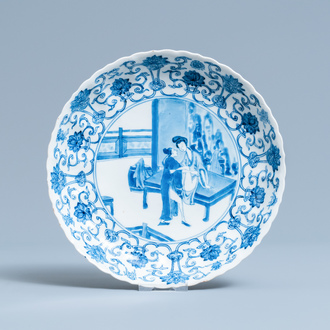 Een Chinees blauw-wit bord met erotisch decor, Chenghua merk, Kangxi