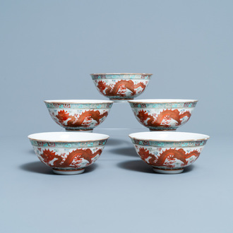 Cinq bols en porcelaine de Chine famille rose à décor de dragons et de phénix, marque et époque de Guangxu