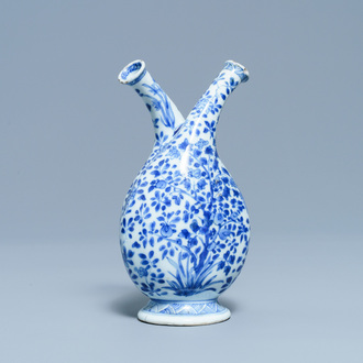 Een Chinese blauw-witte olie- en azijnfles met twee tuiten, Kangxi