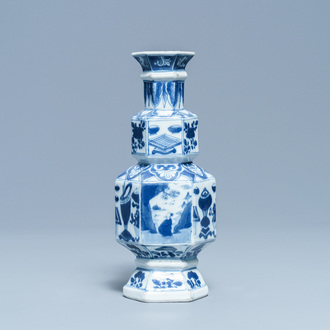 Un vase de forme triple gourde octagonale en porcelaine de Chine en bleu et blanc, Kangxi
