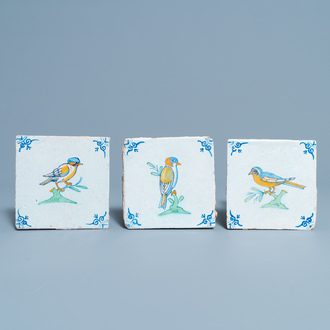 Trois carreaux en faïence de Delft polychrome à décor d'oiseaux, 17ème