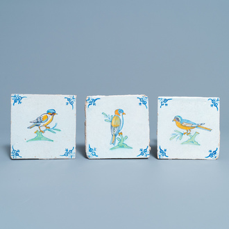 Trois carreaux en faïence de Delft polychrome à décor d'oiseaux, 17ème
