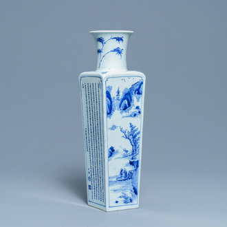 Un vase de forme carrée en porcelaine de Chine en bleu et blanc, marque et époque de Kangxi