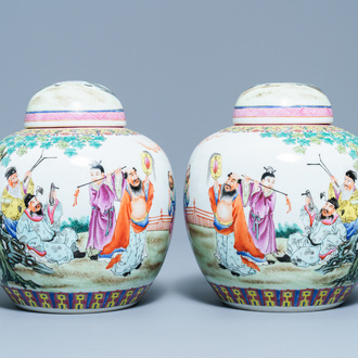 Une paire de pots couverts en porcelaine de Chine famille rose, marque de Qianlong, République