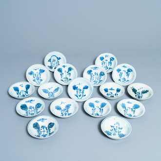 Dix-sept bols en porcelaine de Chine en bleu et blanc à décor de choux, époque Transition