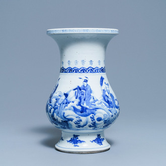Un vase de forme poireau en porcelaine de Chine en bleu et blanc à décor d'immortels, Kangxi