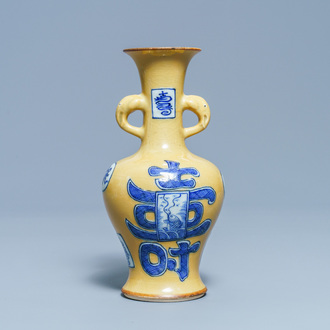 Een Chinese blauw-witte vaas met zeemleer fondkleur, Jiajing merk, Kangxi