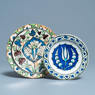 Een Iznik schotel met een tulp en een fragment van een Damascus schotel, Turkije en Syrië, 17e eeuw