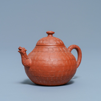 Een Chinese Yixing steengoed theepot met drakentuit, Kangxi