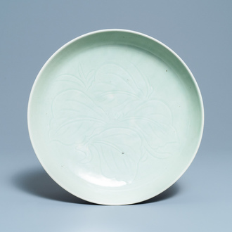 Un plat en porcelaine de Chine céladon monochrome à décor floral incisé, 18/19ème