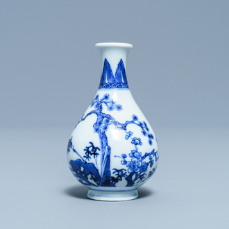 Un petit vase en porcelaine de Chine en bleu et blanc à décor des 'Trois amis de l'hiver', Qianlong