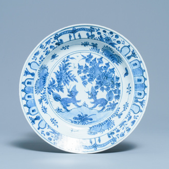 Un plat en porcelaine de Chine en bleu et blanc à décor de qilins, Jiajing
