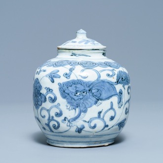 Un vase couvert en porcelaine de Chine en bleu et blanc à décor de lions bouddhistes, Ming